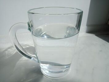 Alkotox капает в стакан с водой, опыт использования продукта