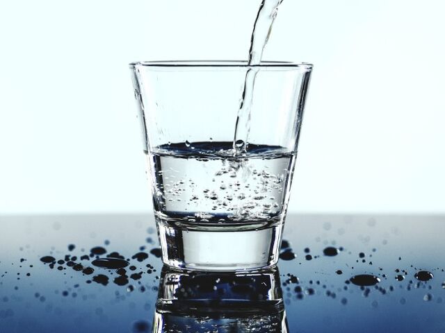 Пейте воду с алкоголем