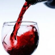 Вино наливают в бокал