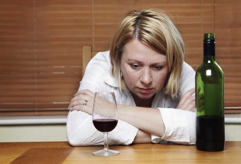 Женщина пьет вино, как перестать